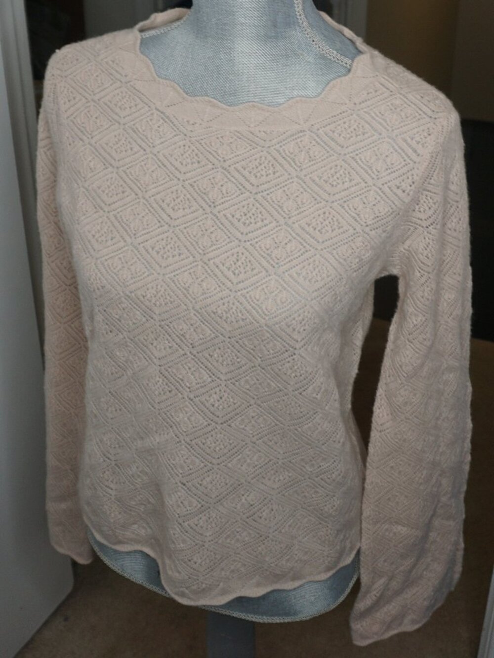 Elie Tahari Textured Scalloped Sweater – Size Small
